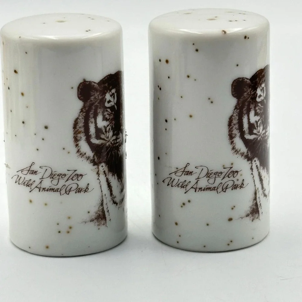 SP149-San Diego Zoo and Wild Animal Park Tiger Salt and Pepper Set Made in Japan
